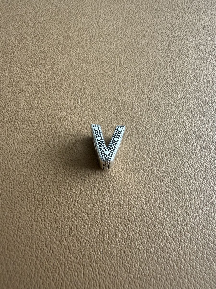 Pandora Ciondoli: Pandora Anhänger Buchstabe "V" Silberschmuck mit Herzen – Usato da Laufen venduto da sec_v8kd