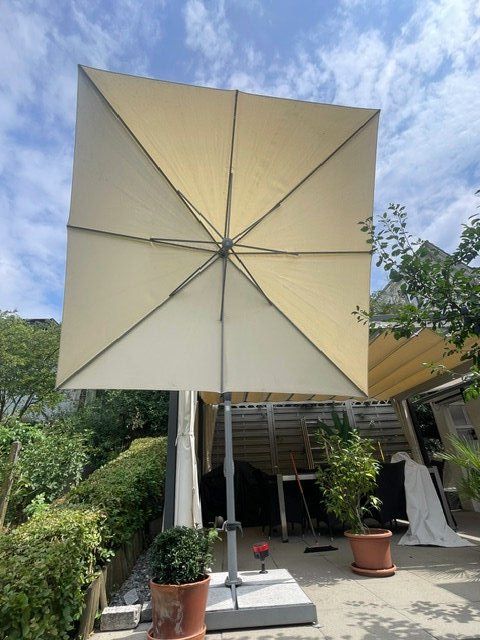 Glatz Ombrelloni: Glatz Sonnenschirm 240x240cm mit Sockel – Usato da Niederrohrdorf venduto da Bcd 9