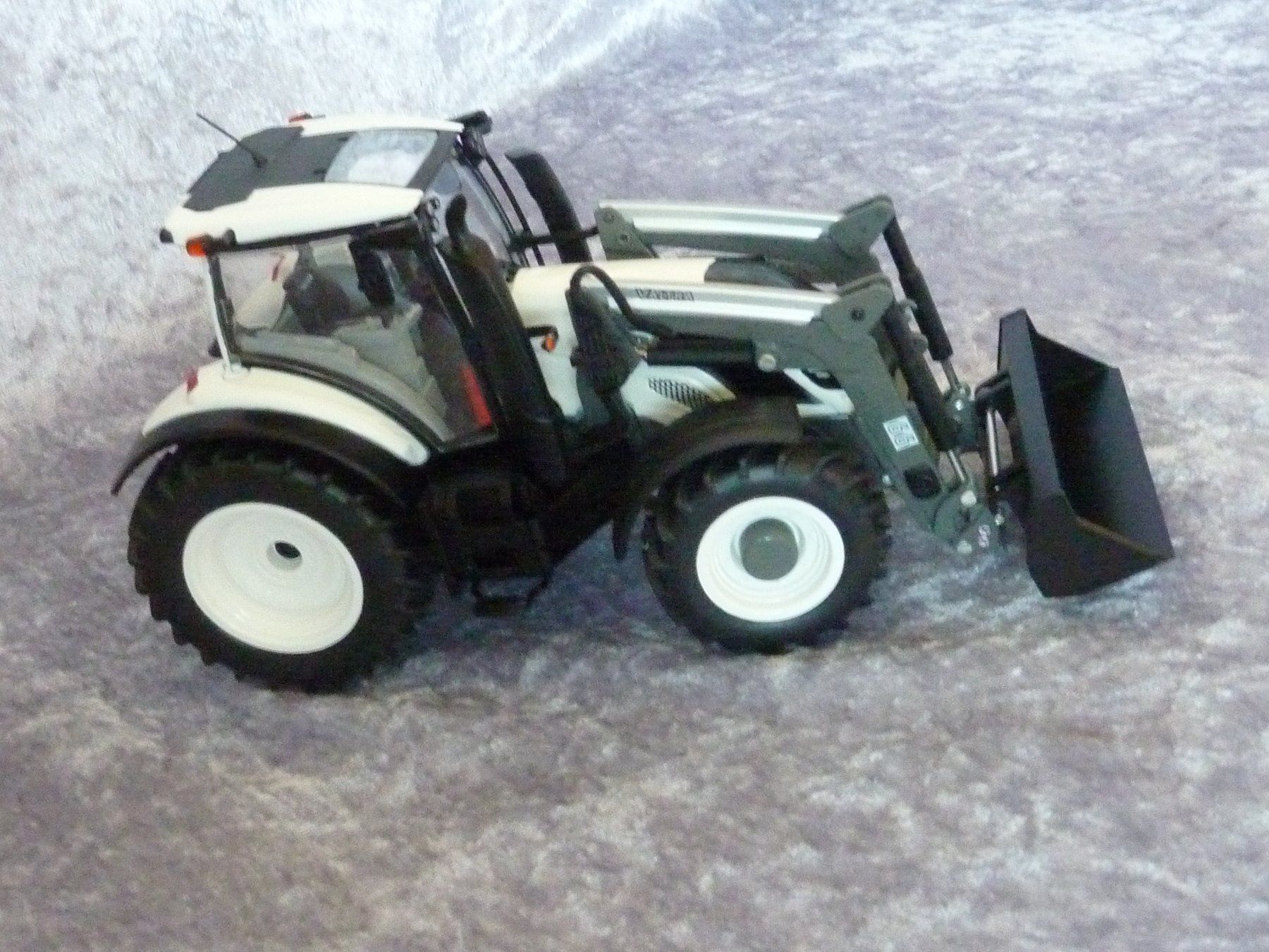 Wiking Kit di modellismo & Modellini statici: Valtra T174 mit Frontlader 1:32 – Nuovo (secondo la descrizione) da Dürrenäsch venduto da modellautos4you 6