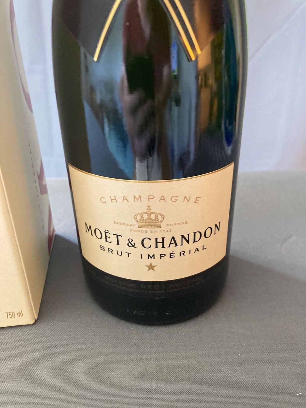 Moet Bevande alcoliche: Moët & Chandon Brut Impérial Champagner 75cl mit Box – Usato da Zürich venduto da mik_h9ty 1