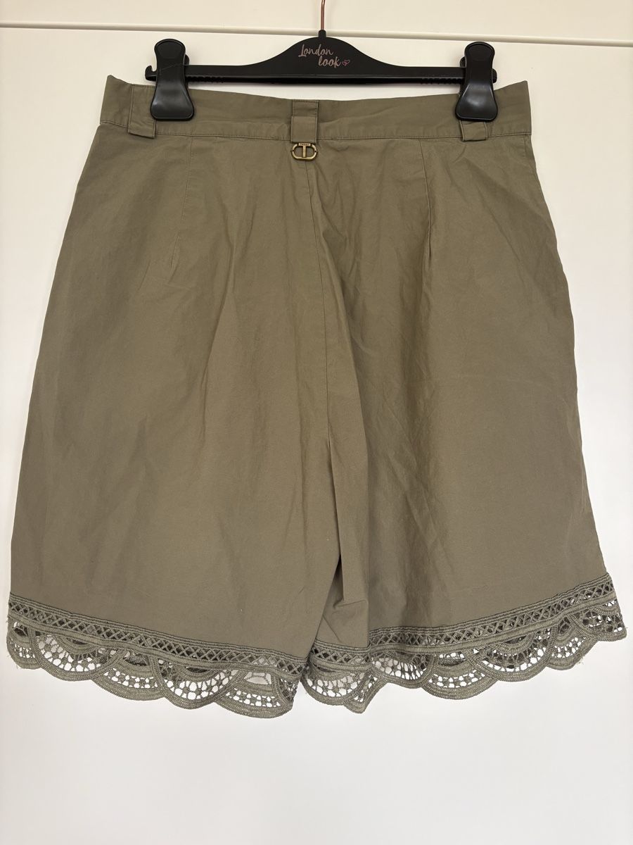 Twinset Pantalons: Short à pinces taille haute vert militaire Twinset taille 36 – Neuf (Voir description) à Prilly par mai_ktw8 1