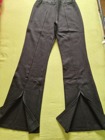Schwarze Stoffhose mit Schlitz, Grösse M, Top Zustand!