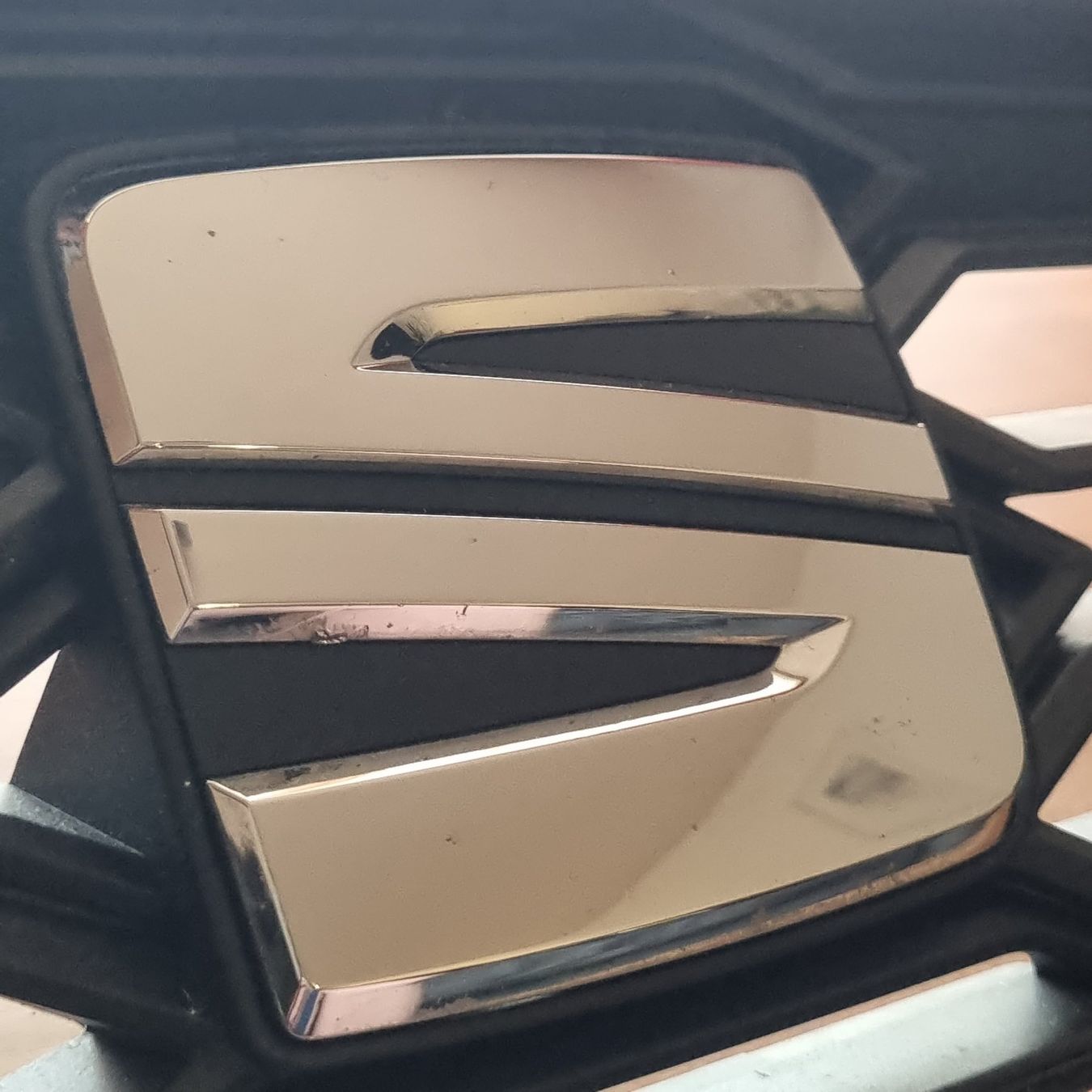 Seat Tutti pezzi di ricambio auto: SEAT LEON MK3 5F CALANDRE ORIGINE – Usato da Etoy venduto da MaGiCz 2