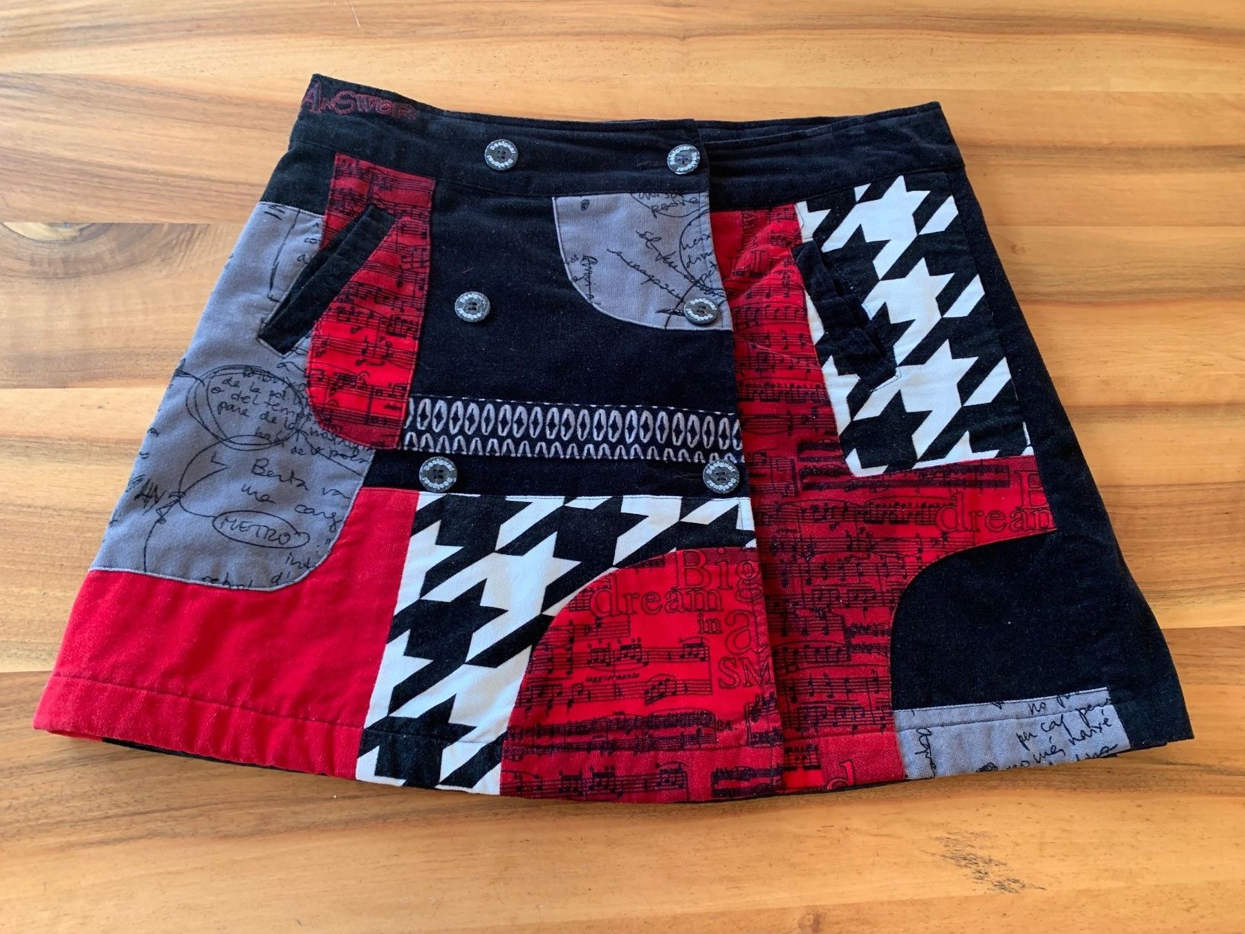 Desigual Gonne: Farbenfroher Mini-Rock von Desigual, Grösse 40 Top – Usato da Meiringen venduto da magnooliaa
