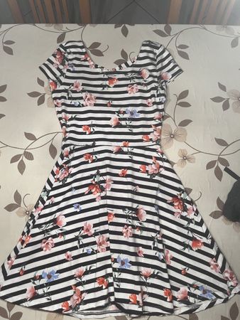 Damenkleid gestreift mit Blumenprint Grösse S Tally Weijl