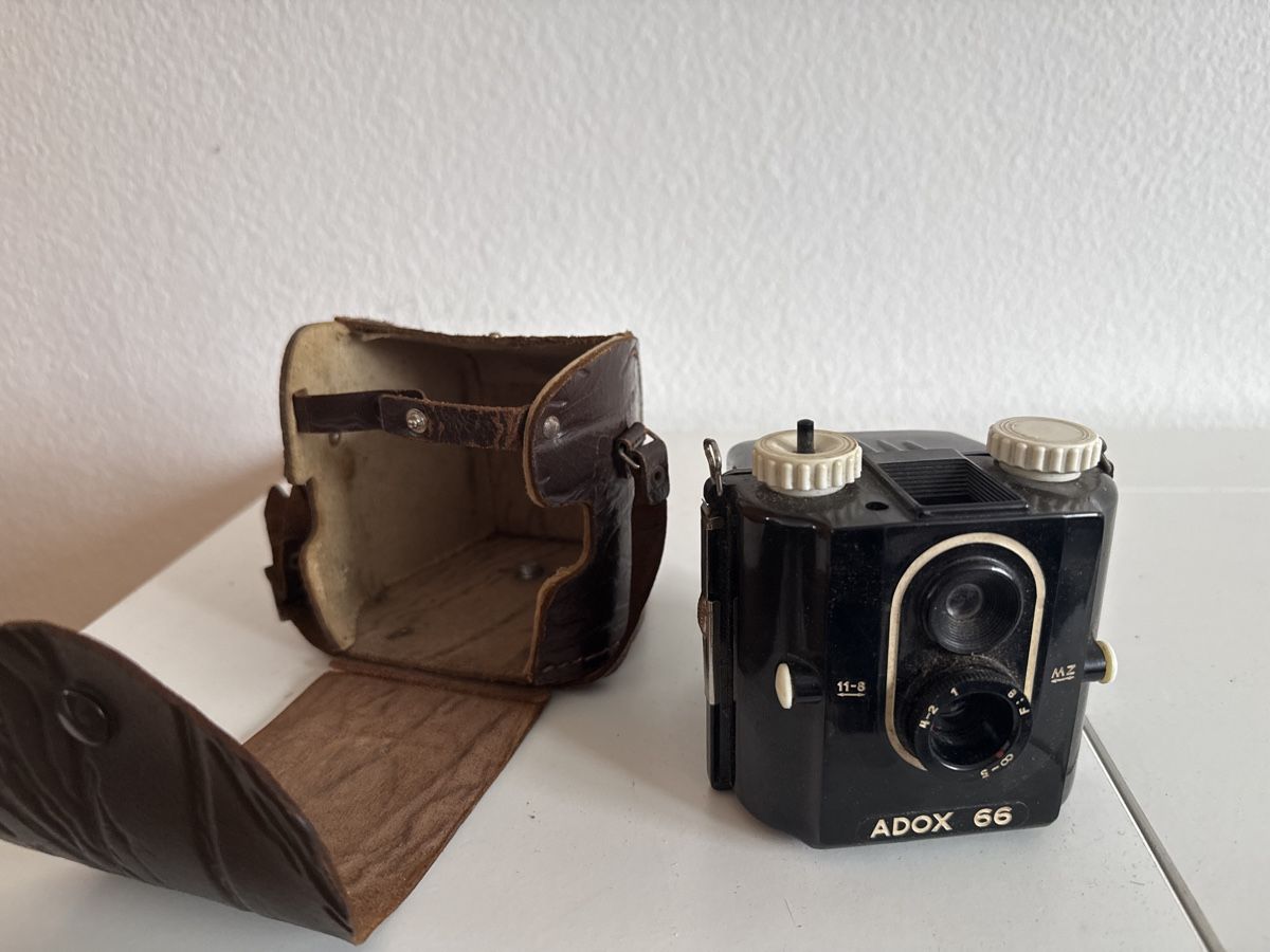 Adox Fotocamera: Adox 66 Kamera mit Ledertasche – Usato da Birsfelden venduto da mah_6yvz 1