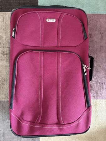 Praktischer, roter Trolley Koffer - ideal für Reisen!