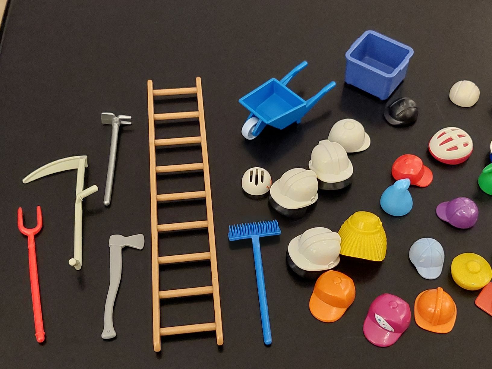Playmobil Giocattoli: Playmobil  Helme,  Werkzeug  usw  . – Usato da Zetzwil venduto da lanst08 2