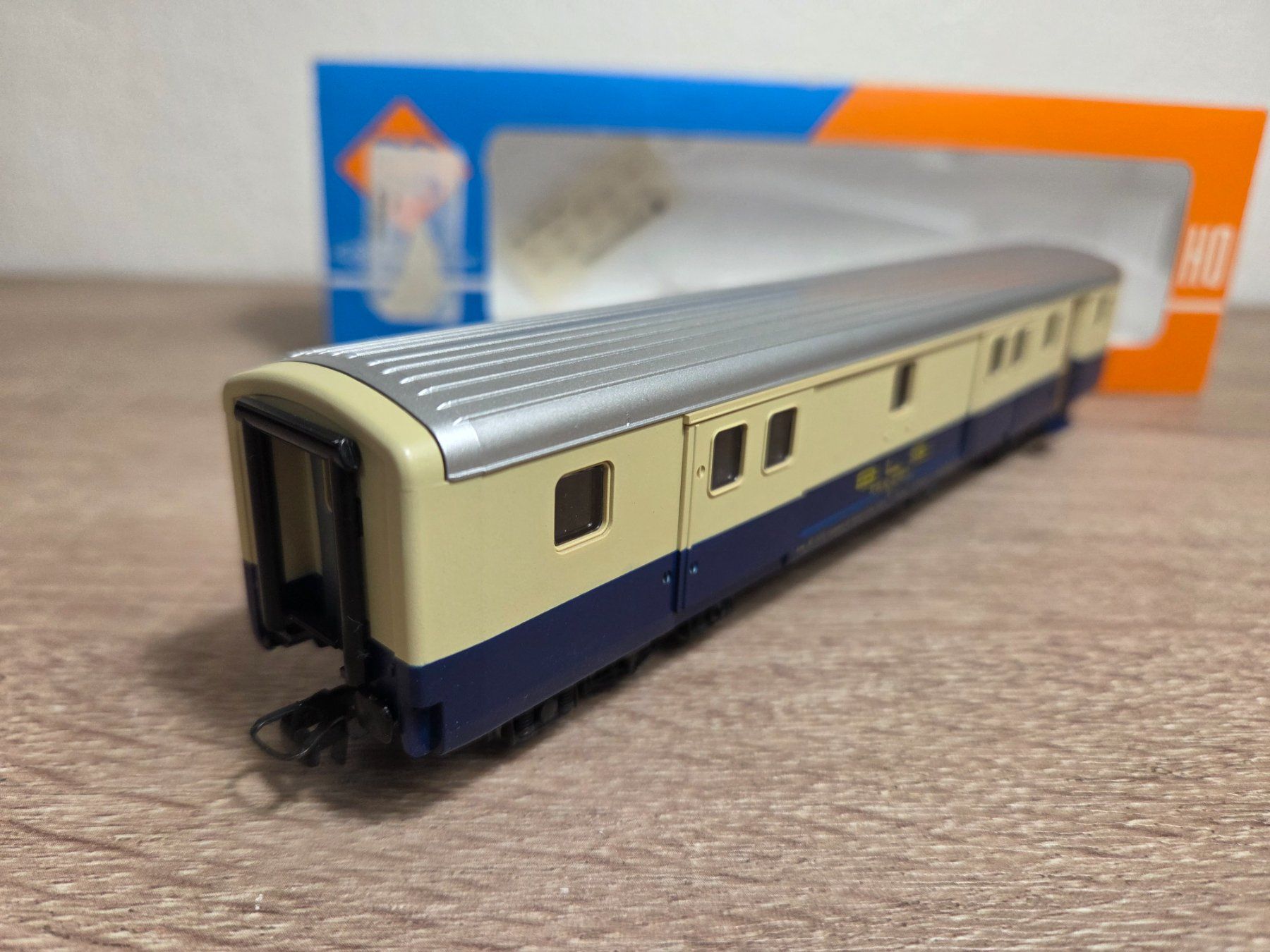 Roco Modellini di ferrovie: Roco 4240A Gepäckwagen BLS H0 – Nuovo e nell'imballaggio originale da St-Aubin-Sauges venduto da Lo_Go 2