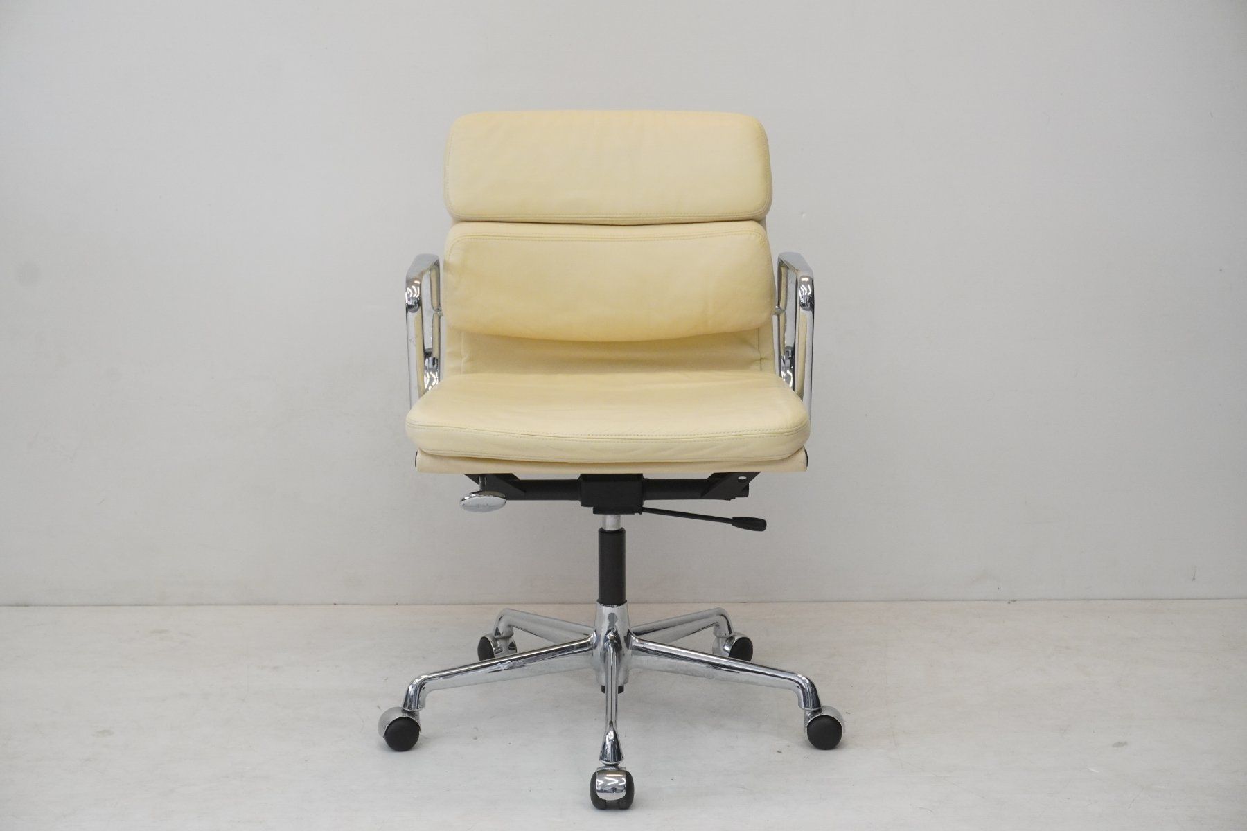 Herman Miller Stühle: Herman Miller by Vitra Eames Soft Pad EA217 Leder creme – Gebraucht aus Bad Zurzach von QLASSIQ