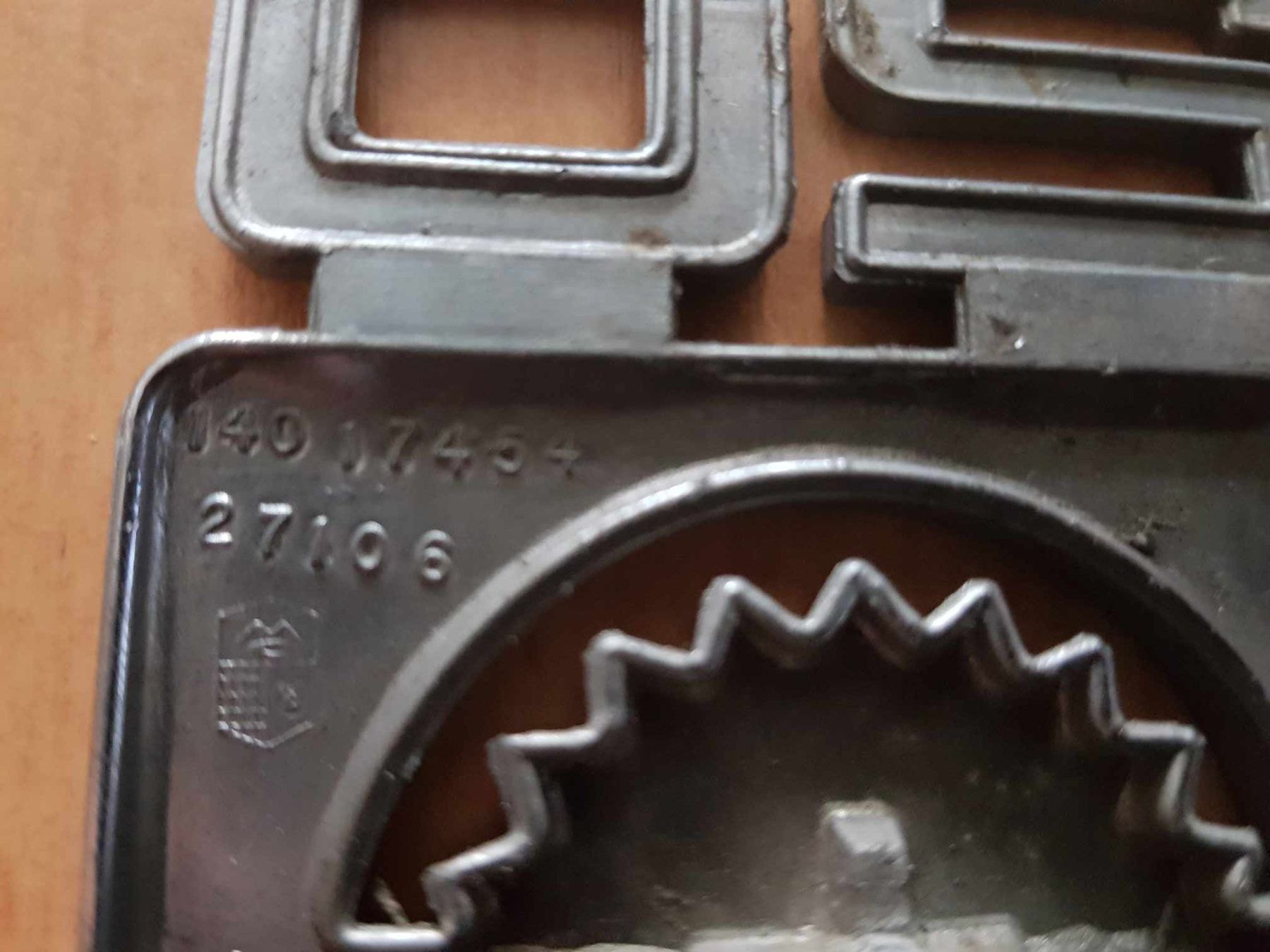 Chevrolet Alle Autoersatzteile: Emblem von Chevrolet " 20 " – Gebraucht aus Niedergösgen von usc_l8gm 2