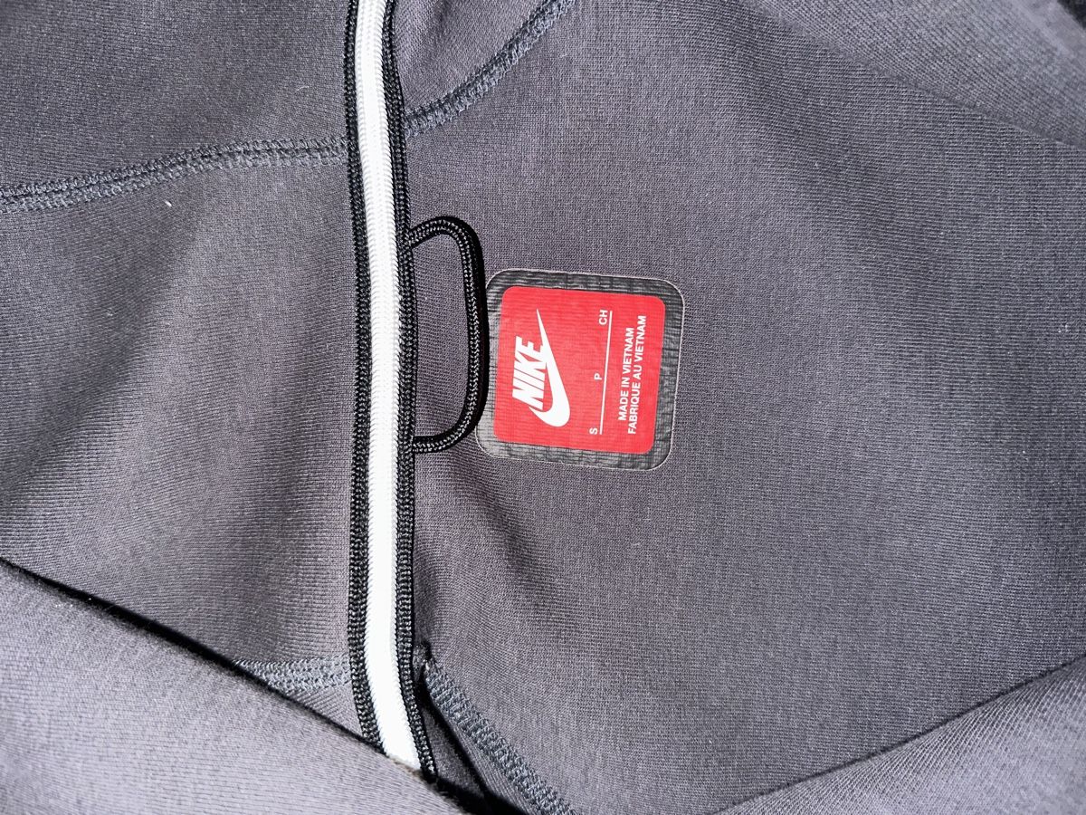 Nike Pulls & Sweat-shirts: Nike Tech Kaputzenpullover – Neuf (Voir description) à Wattwil par betsar.13 1