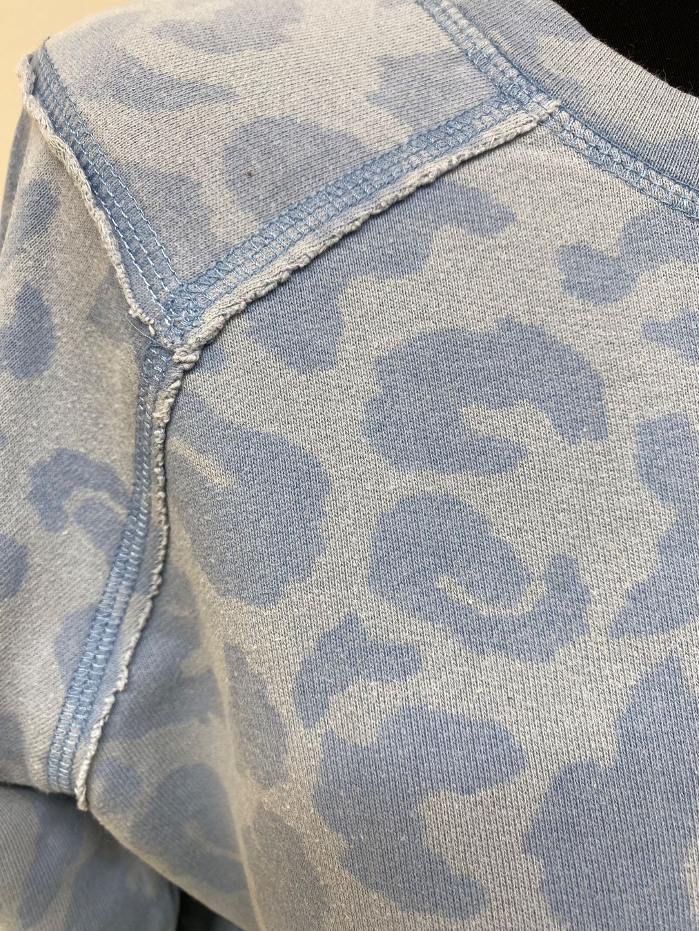 Zara Maglioni & Felpe: Hellblauer Pullover mit Leopardenmuster, Gr. S – Usato da Kilchberg ZH venduto da lin_9p9m 3
