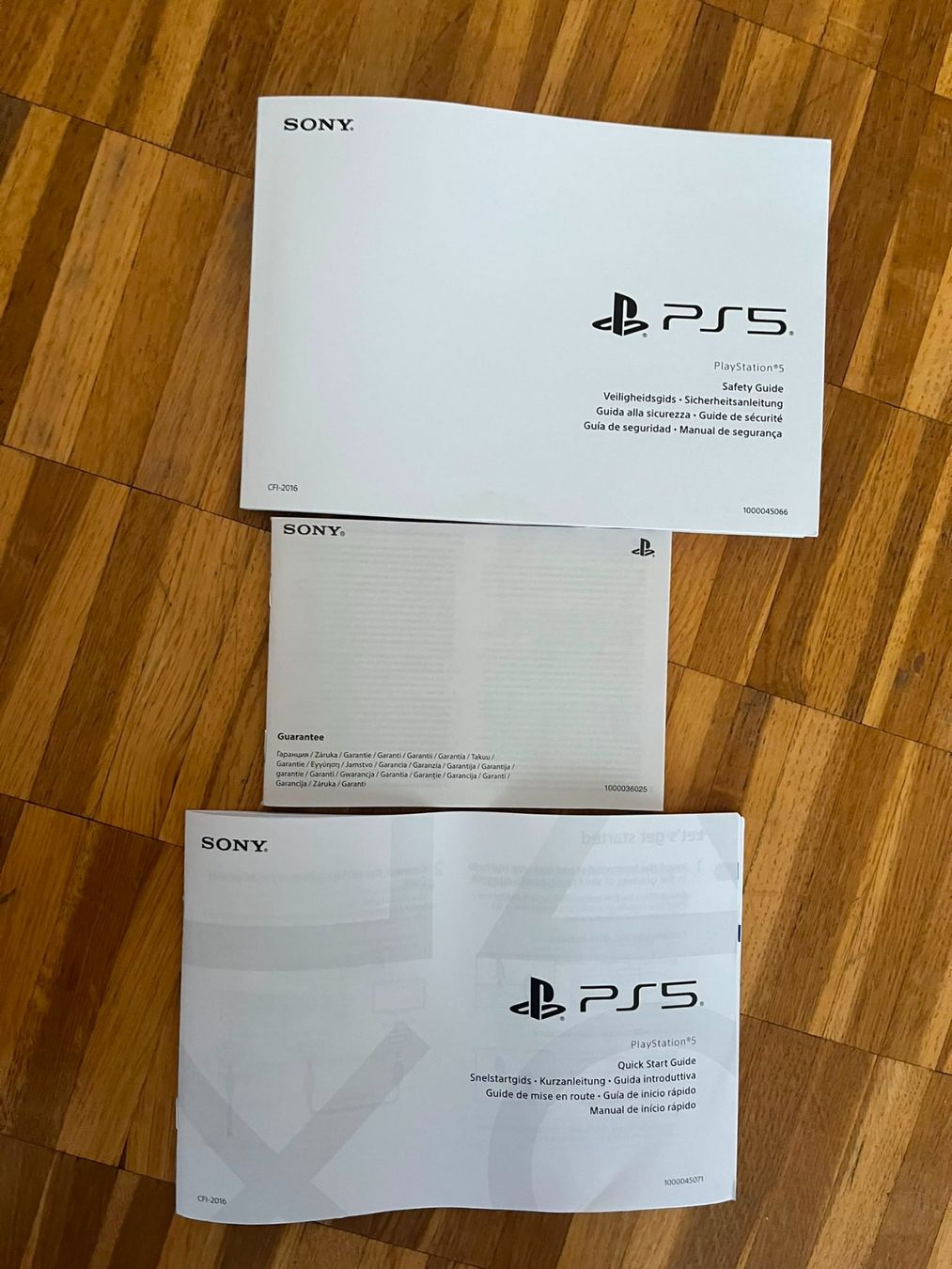 Sony Konsolen: Sony PlayStation 5 mit 2 Controller & Headset – Gebraucht aus Küssnacht am Rigi von Fueuerli 3