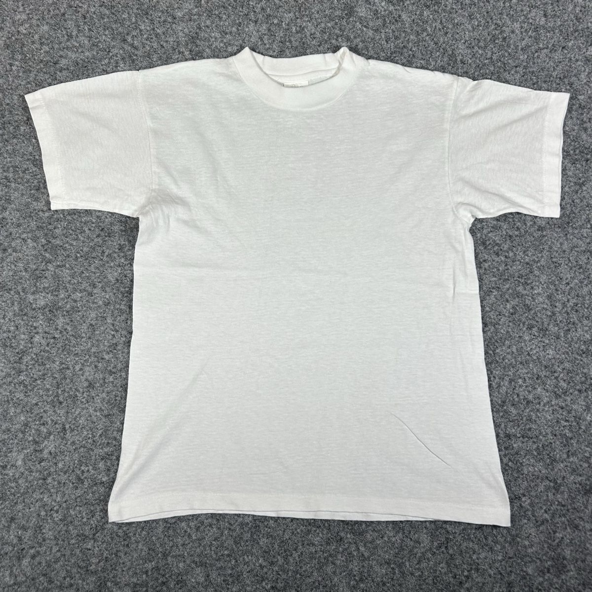 T-shirt: 1980s white shirt  – Usato da La Sagne NE venduto da Matlasape