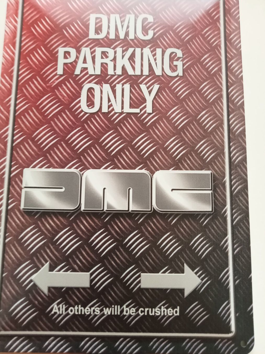 Insegne: Metallic Blechschild-DMC-PARKING ONLY – Nuovo e nell'imballaggio originale da Rupperswil venduto da big-one-sale