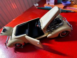 Modèle voiture 1937 Cord 812 Phaeton 1:24