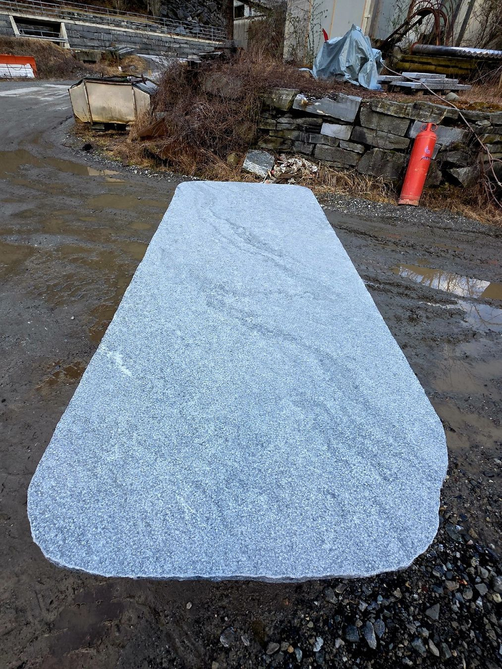 Tavoli: Tisch aus Vallemaggia-Granit – Nuovo e nell'imballaggio originale da Riveo venduto da LafranchiJoy 1