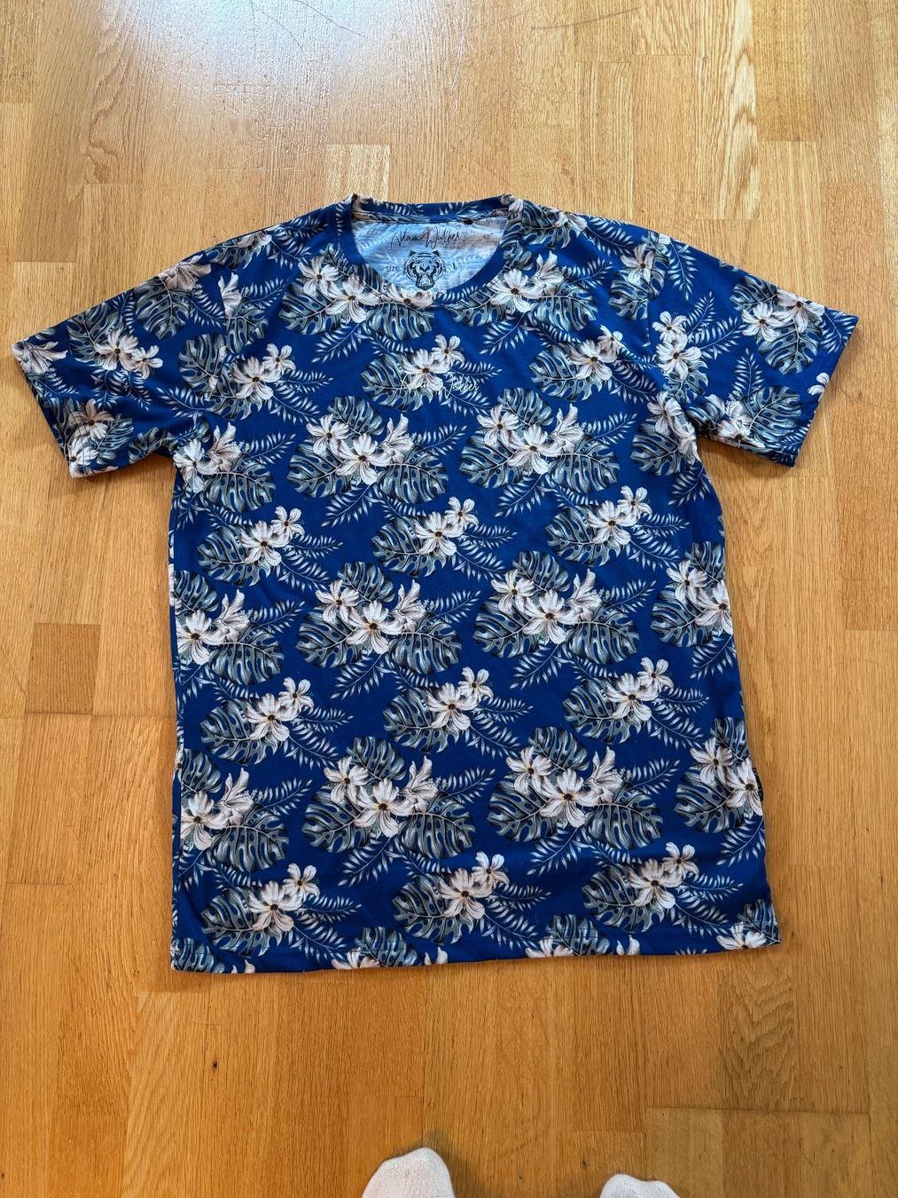 T-Shirts: T-Shirt der Marke Adam Walker – Gebraucht aus Spiez von HomeShoppingSpiez