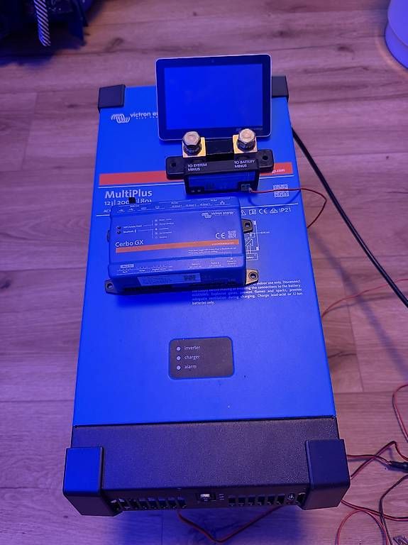 Componenti elettronici: Victron Multiplus 12/2000 mit Cerbo, SmartShunt + Display – Usato da Wetzikon ZH venduto da sander74 1