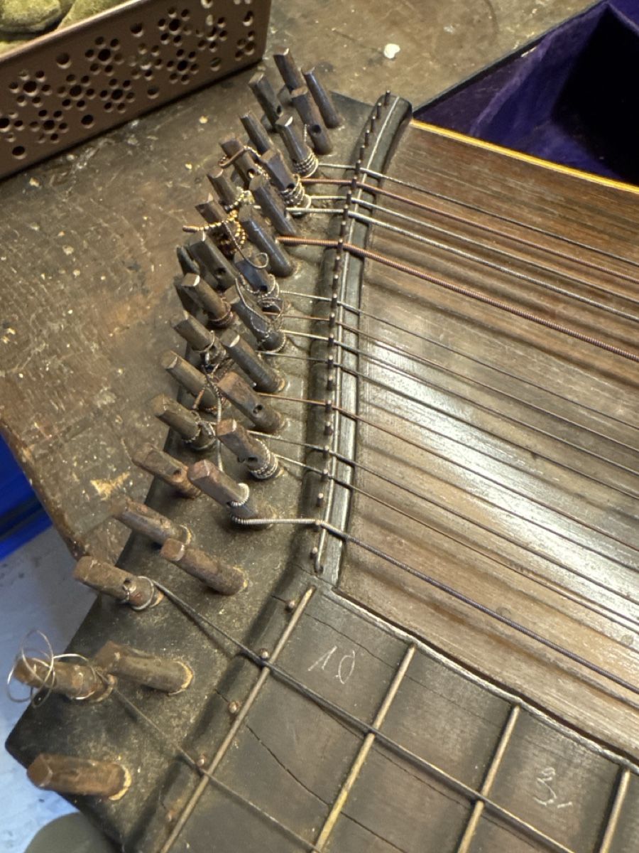 Strumenti musicali: Antike Zither mit Koffer, Holzinstrument – Usato da Liestal venduto da SladeCH 4