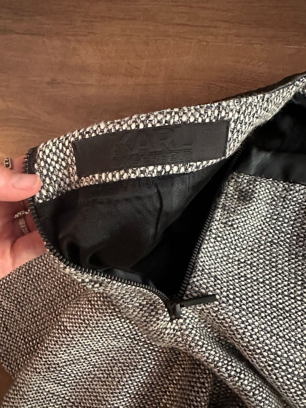 Karl Lagerfeld Gonne: Karl Lagerferld mini skirt - FR 38 – Usato da St-Sulpice VD venduto da juhdu 1