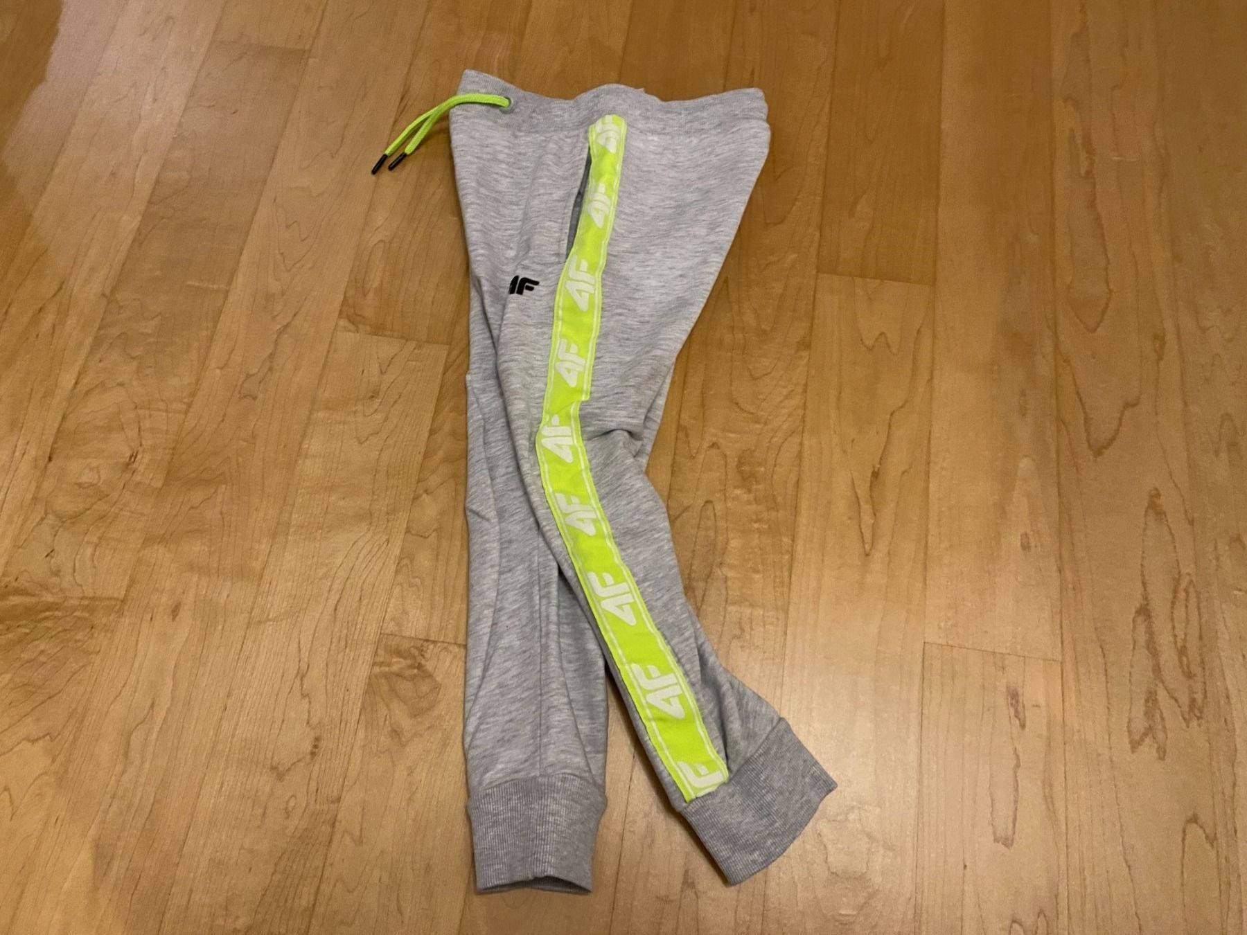 Pantaloni: Sporthose grau von 4F Gr. 128 – Nuovo (secondo la descrizione) da Flawil venduto da savoypremium 5