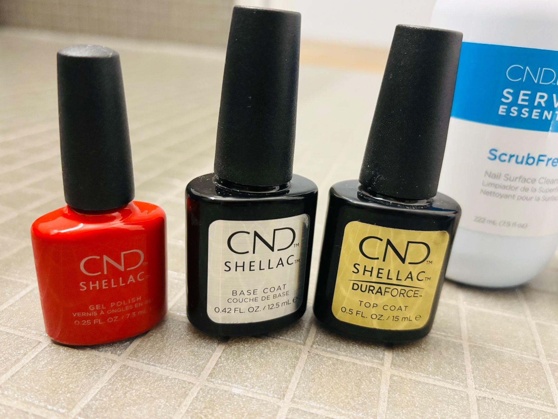 Ongles artificiels: CND Shellac Set mit Lampe und Zubehör – D'occasion à Zürich par 2KiWi 1