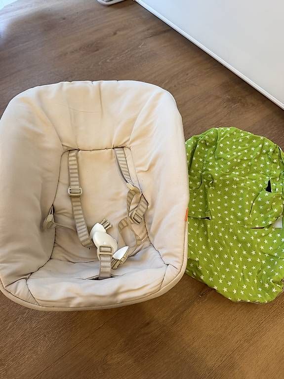 Stokke Seggioloni: Stokke Tripp Trapp Newborn Set inkl Bezug – Usato da Bäch SZ venduto da Blansz