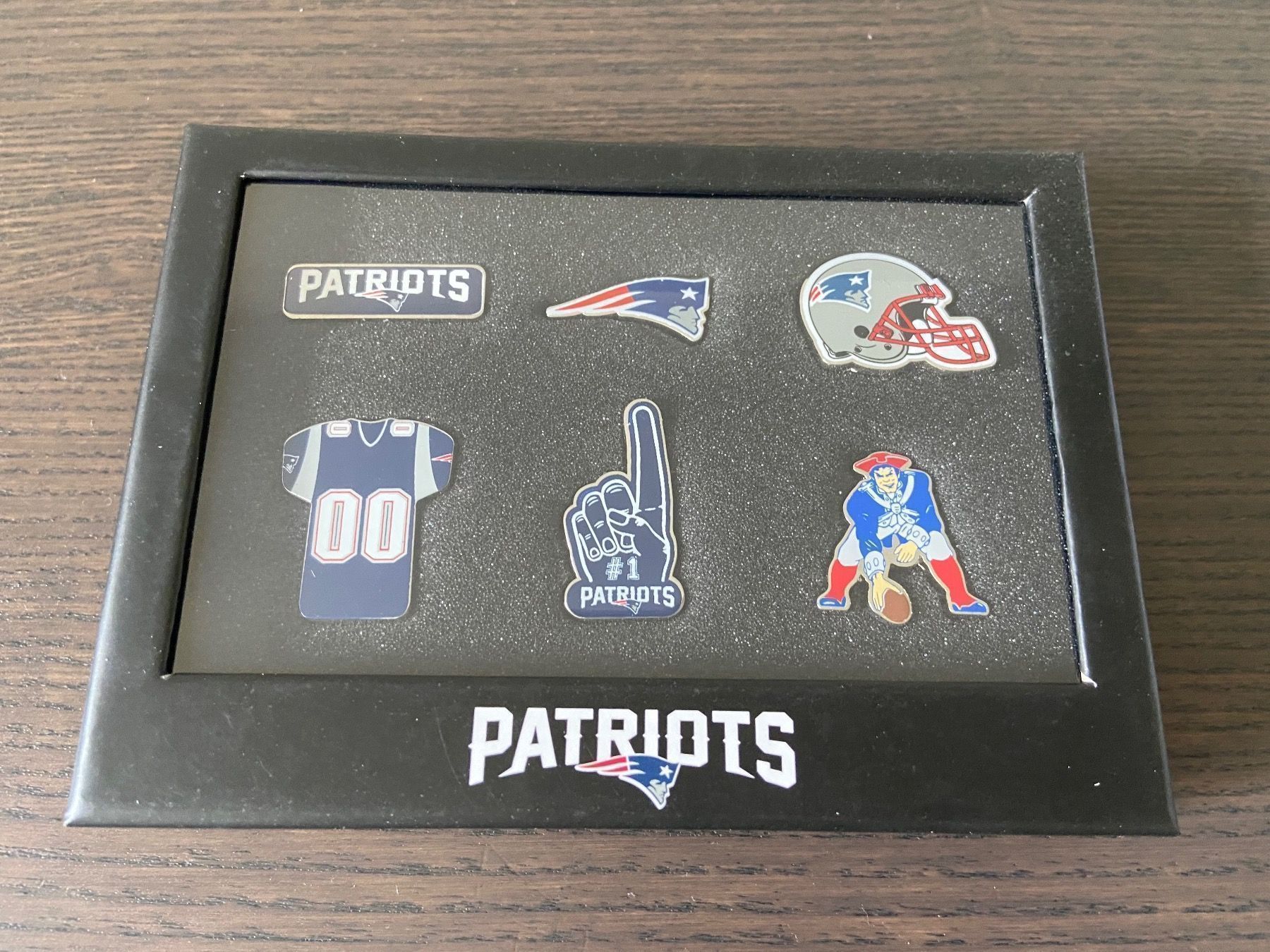 Plaketten & Abzeichen: New England Patriots Pin Set – Neu und originalverpackt aus Muttenz von US_Sport_Schweiz