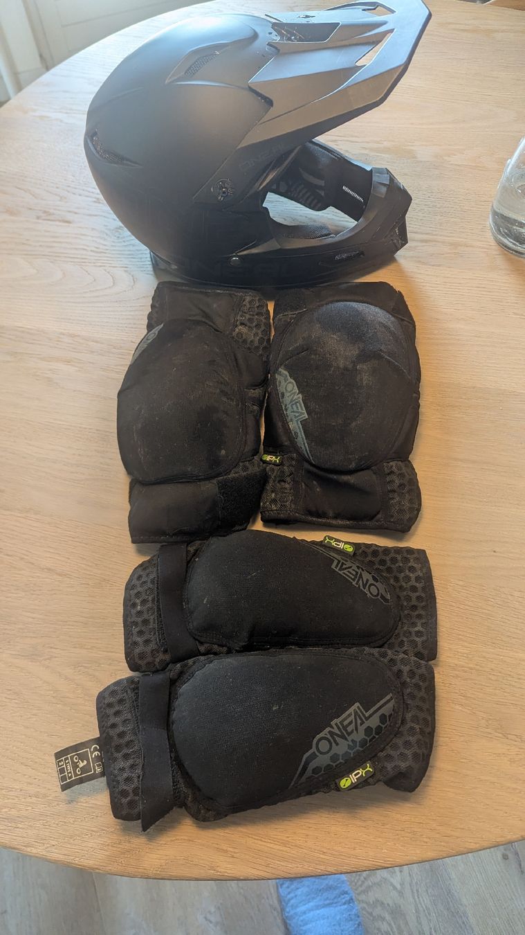 Schutz & Schoner: Mountainbike Protektoren&fullface – Gebraucht aus Arbon von nolodon