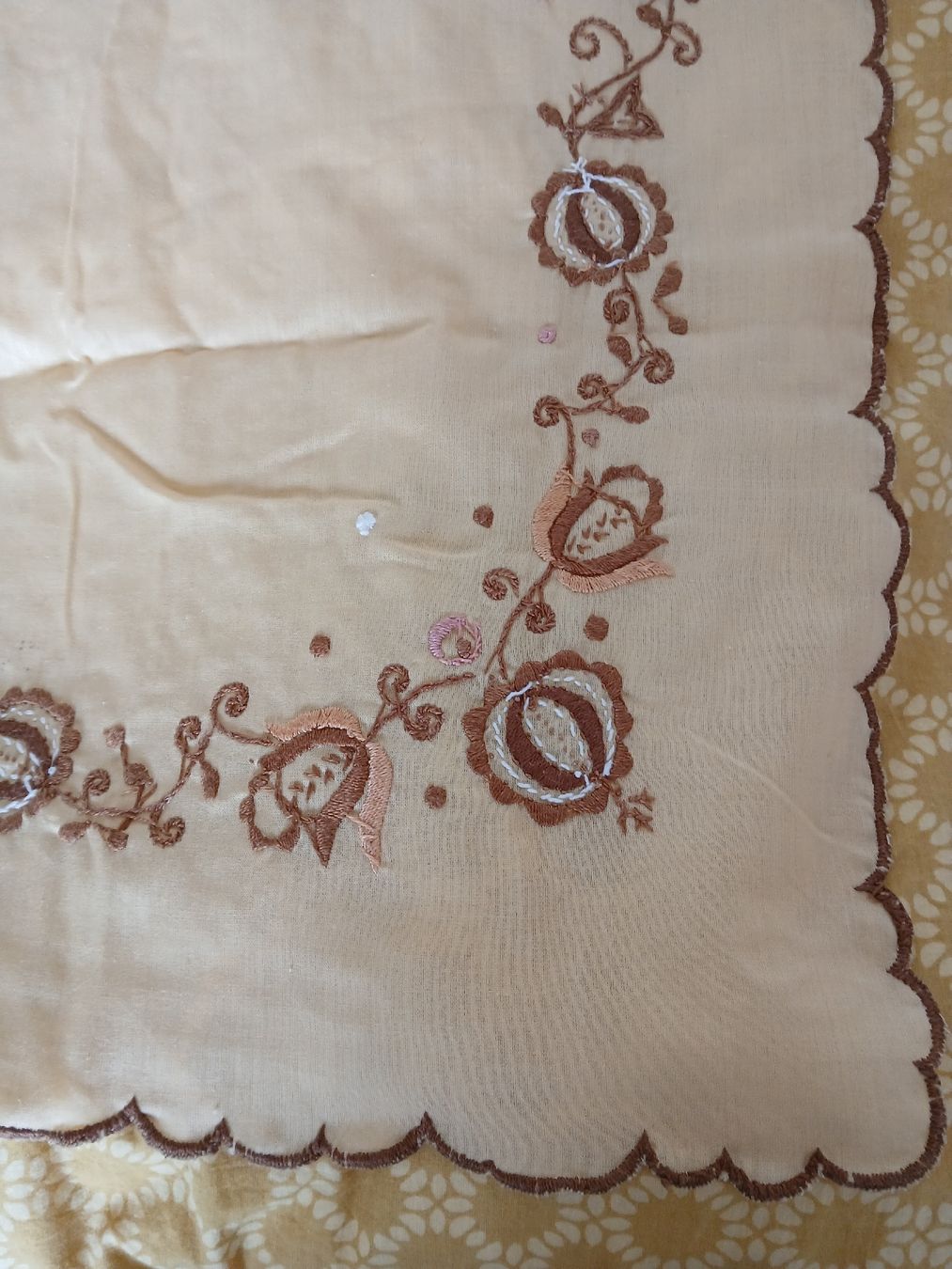 Altra biancheria da tavola: Vintage Embroidered Tablecloth mustard yellow – Usato da Dübendorf venduto da LoRi-2026 2