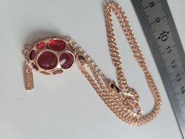 Pendentif en plaqué or et rubis synthétique avec une chaîne