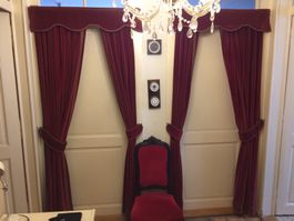 Rideaux de luxe velours bordeaux  et chaise Napoléon
