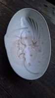 Schöne antike Keramikschale mit Mond und Sterne Relief