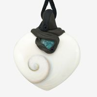 Shiva Auge Steinanhänger in Herzform mit blauem Apatit
