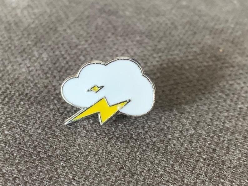 Placchette & Badge: Pin Wolke Blitz – Nuovo e nell'imballaggio originale da Geneve venduto da vane267