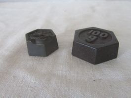 2 kleine Gewichtsteine