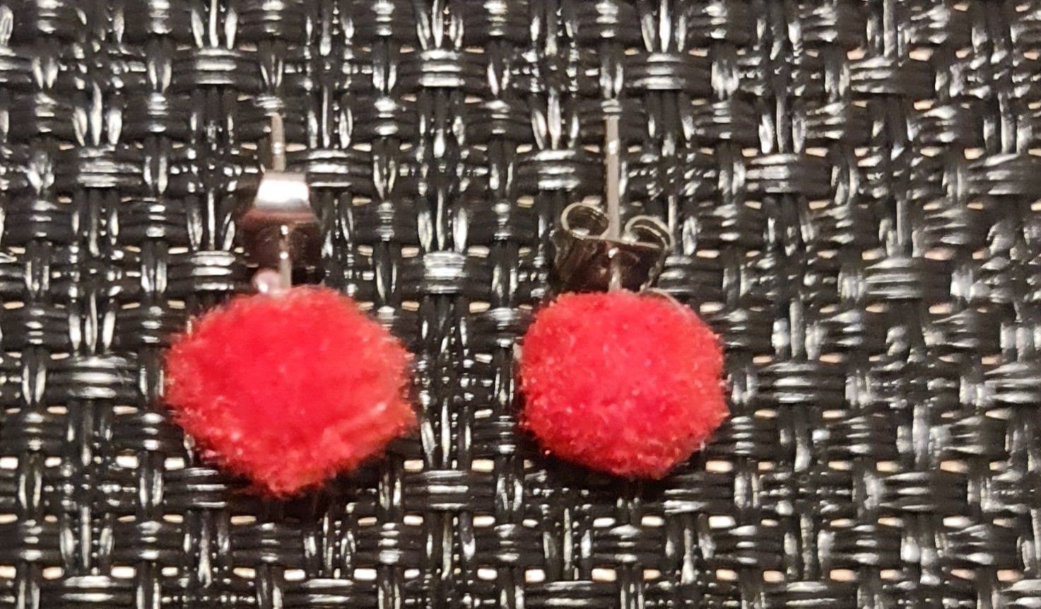 Orecchini pendenti & Orecchini a lobo: Handgemachte PomPom Ohrstecker – Nuovo e nell'imballaggio originale da Grafstal venduto da sel_yil 2