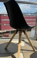 4 Stühle schwarz Holzbeine top Zustand für Balkon/Garten