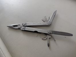 Leatherman Multitool von April 1994 1 Charge mit R im Logo