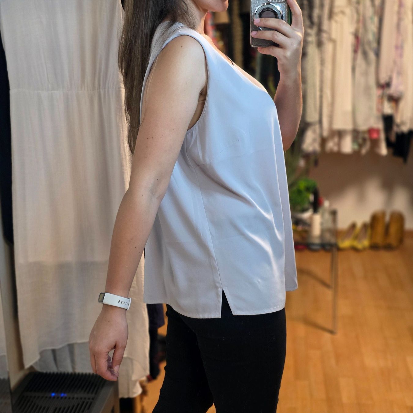 Camicette: Graue ärmellose Bluse mit Strass – Difettoso da Wald ZH venduto da CapLux 5