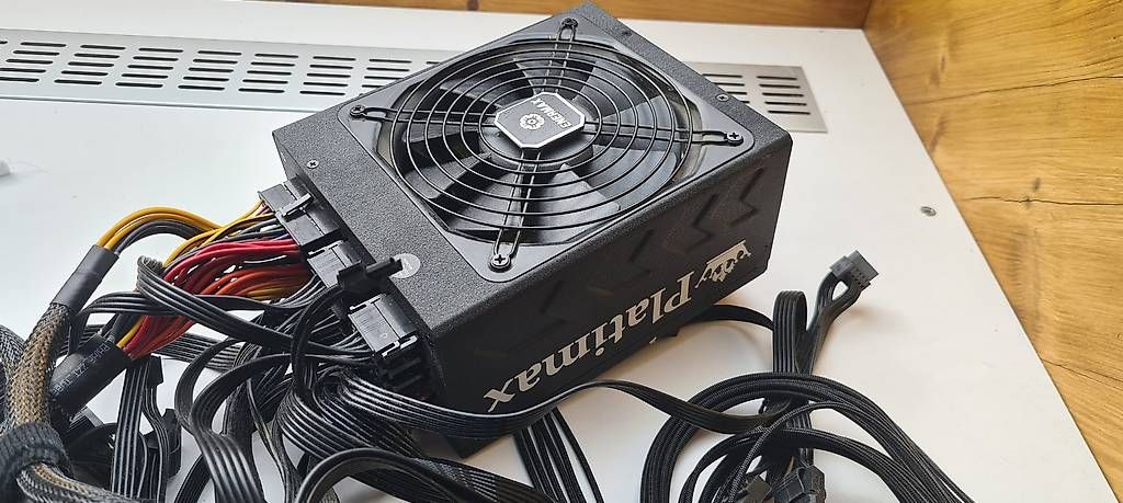 Componenti elettronici: Enermax Platimax 1700W 80 PLUS Platinum | High-End – Usato da Gebenstorf venduto da samkln