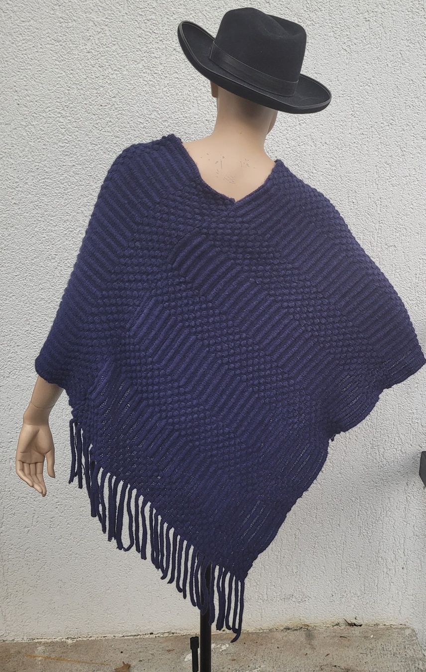 Sonstige Damenmode: Blauer Strickponcho mit Bommeln onesize Fransen Winterpon... – Gebraucht aus SCHÜBELBACH von CoKaHa 1