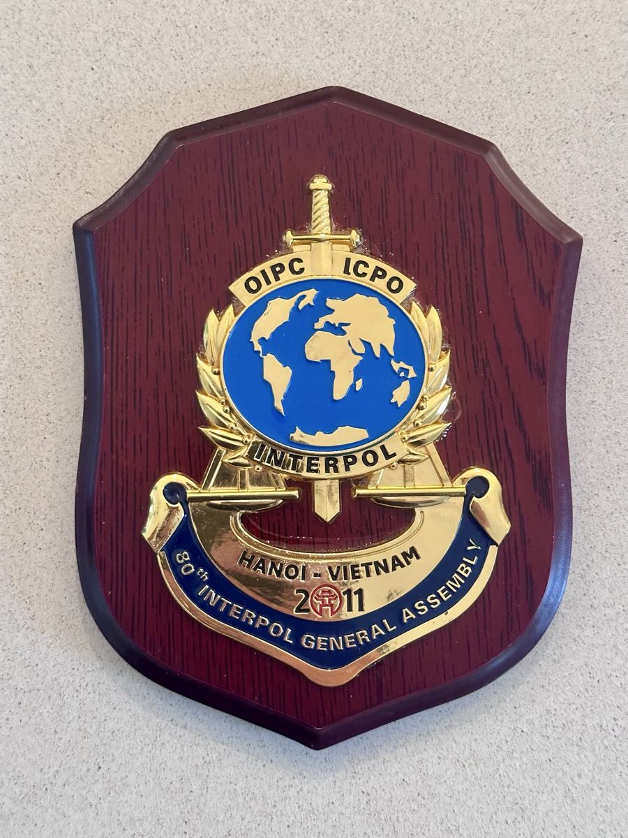 Placchette & Badge: Polizei Crest Interpol Thailand – Nuovo e nell'imballaggio originale da Castione venduto da DWNL