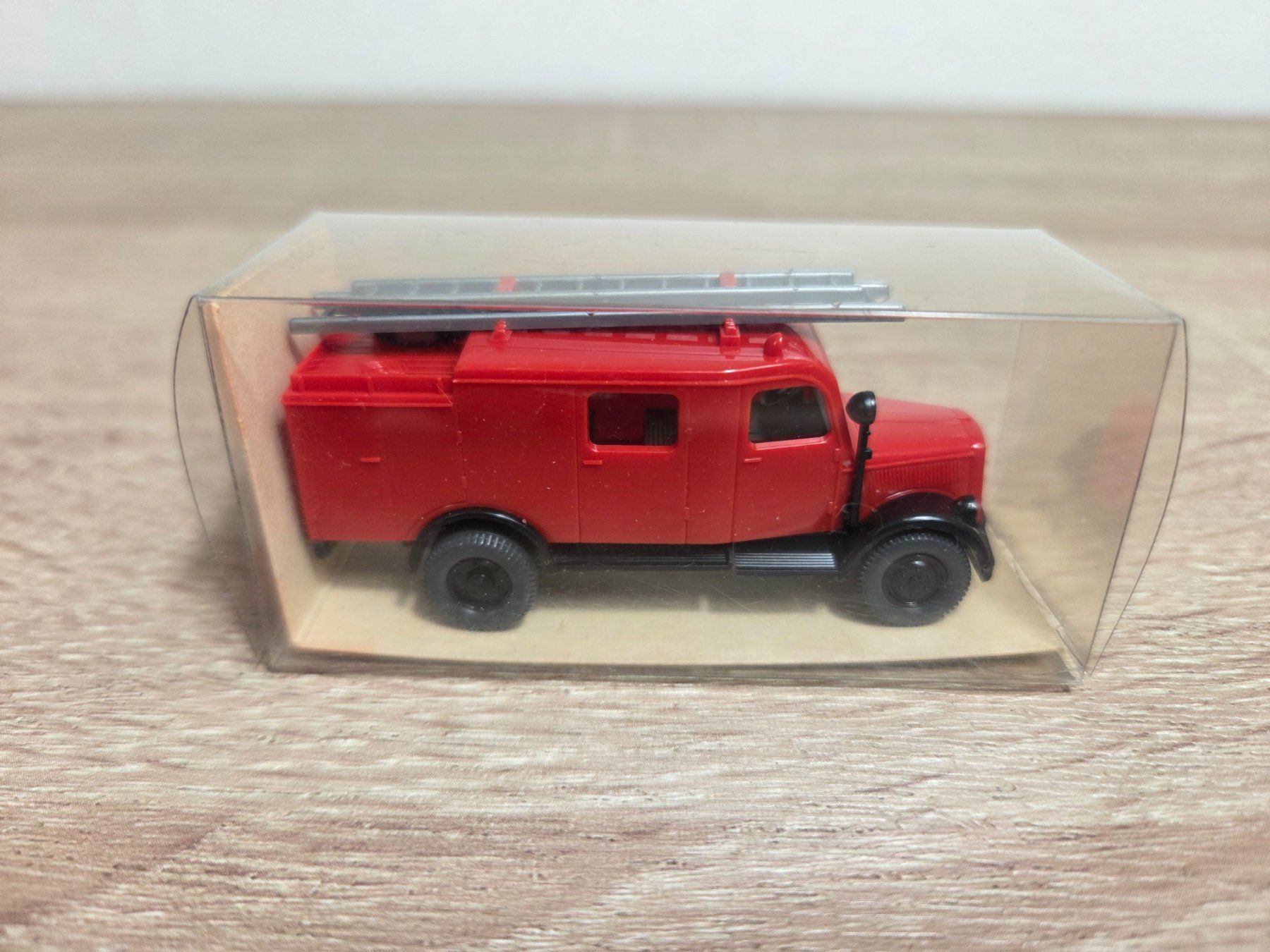 Wiking Modellini d'auto: Wiking 18861 Feuerwehr H0 – Nuovo e nell'imballaggio originale da St-Aubin-Sauges venduto da Lo_Go