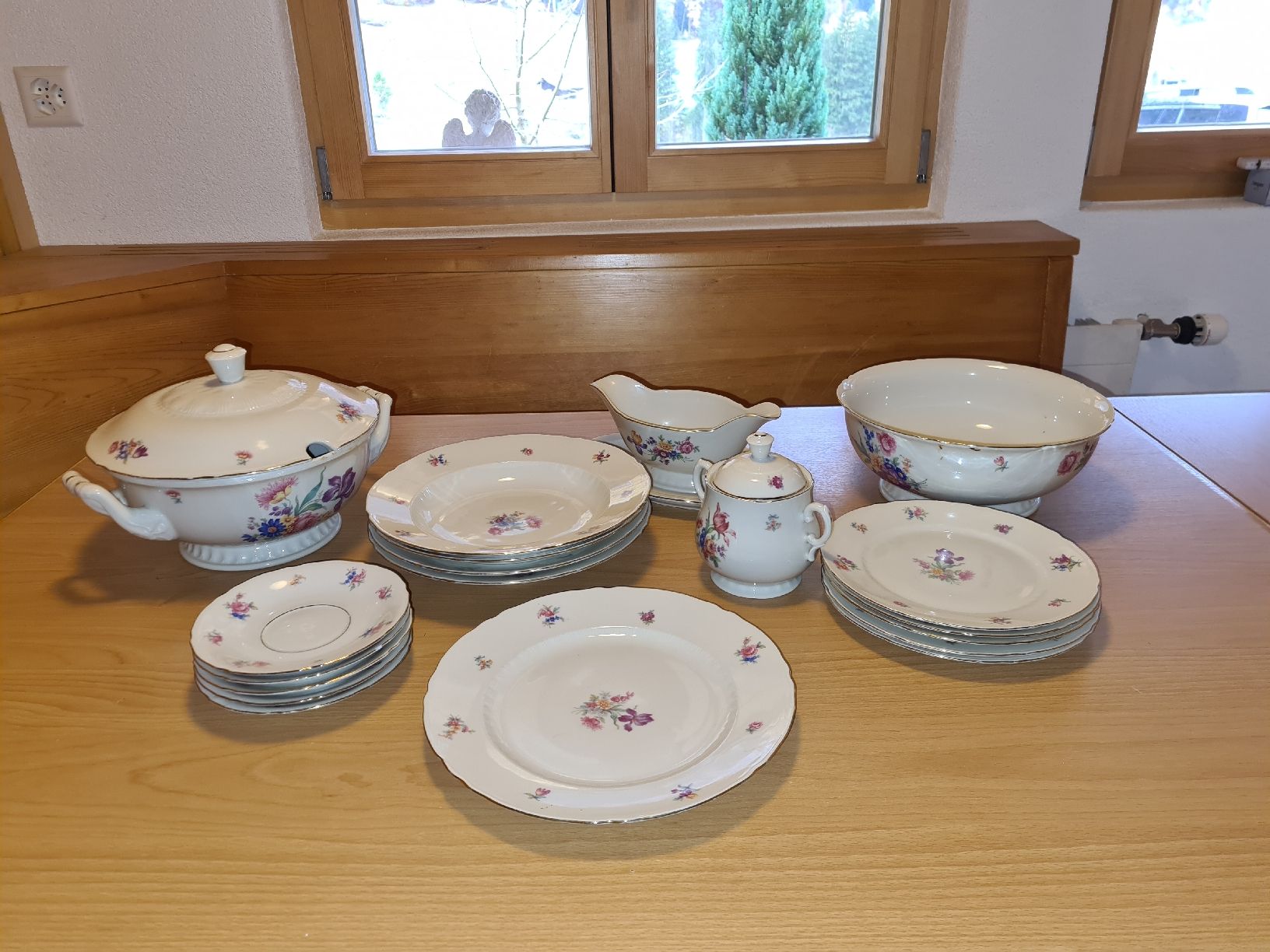 Set di piatti: Langenthaler Geschirr – Usato da frutigen venduto da Plethora14