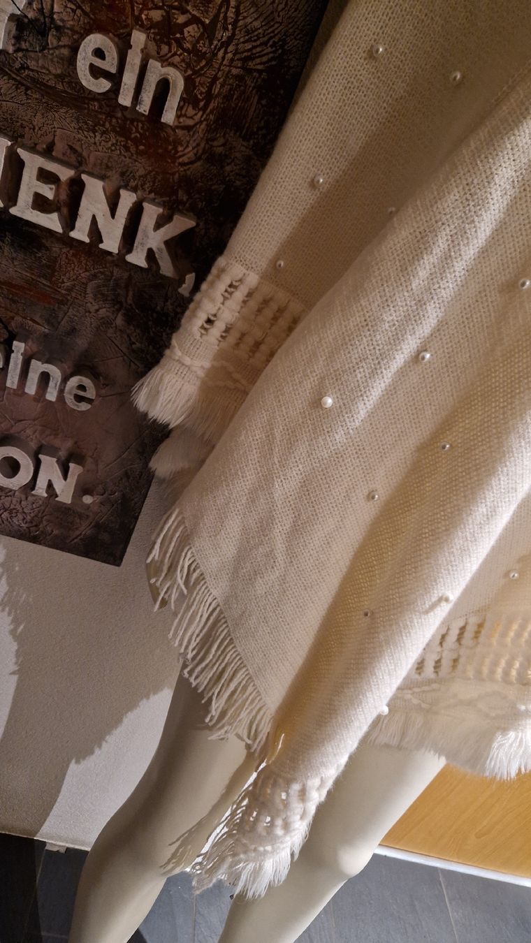 Bolero: Wunderschöner  Poncho mit Perlen in Creme, neu! – Nuovo (secondo la descrizione) da Widnau venduto da Smanitu 4