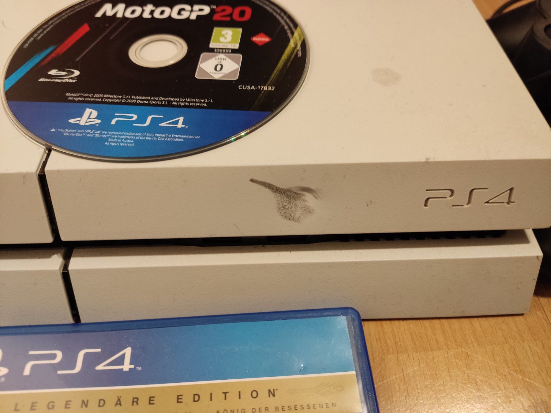 Sony Console: PS4 Playstation 4 mit 2 Games Motogp,Destiny & 2 Controller – Usato da Rorschach venduto da Mr_fairprice 3