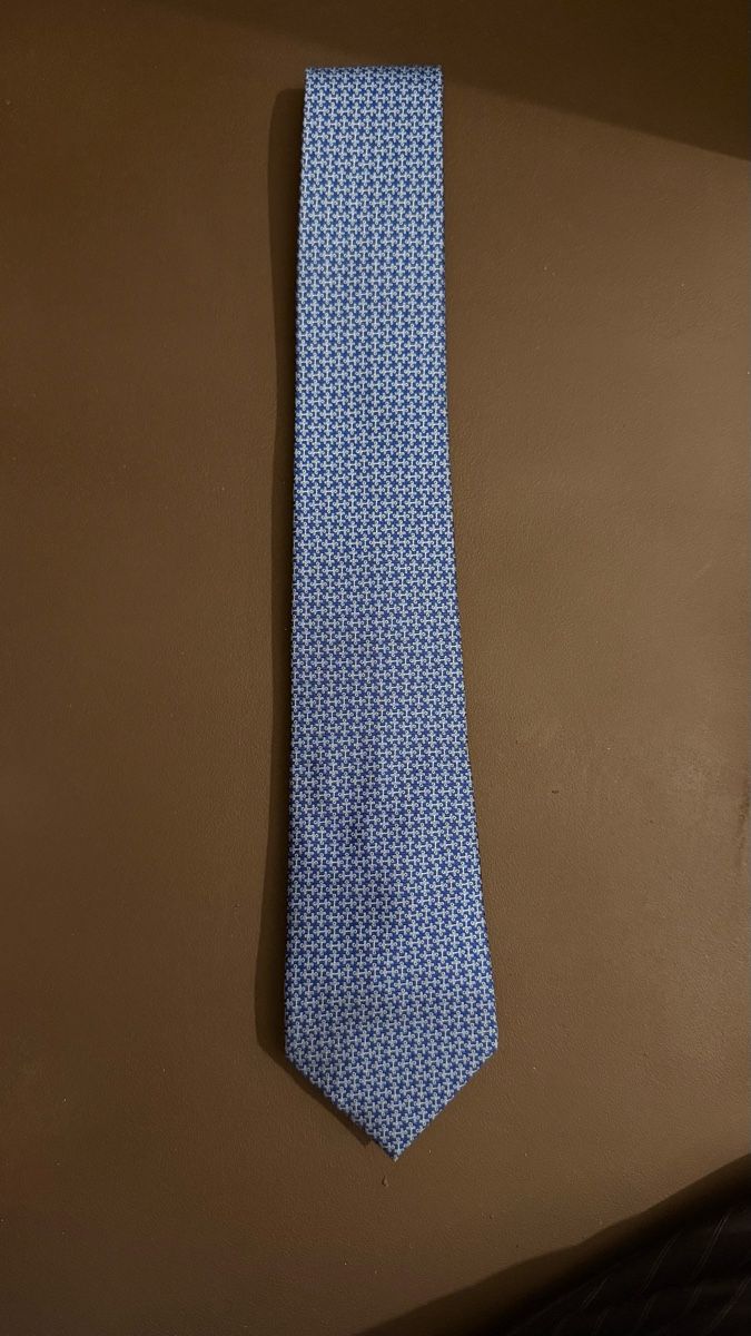 Krawatten: Hermès Paris Blue H Pattern Silk Tie – Neu (gemäss Beschreibung) aus Genève von sel_xpk9